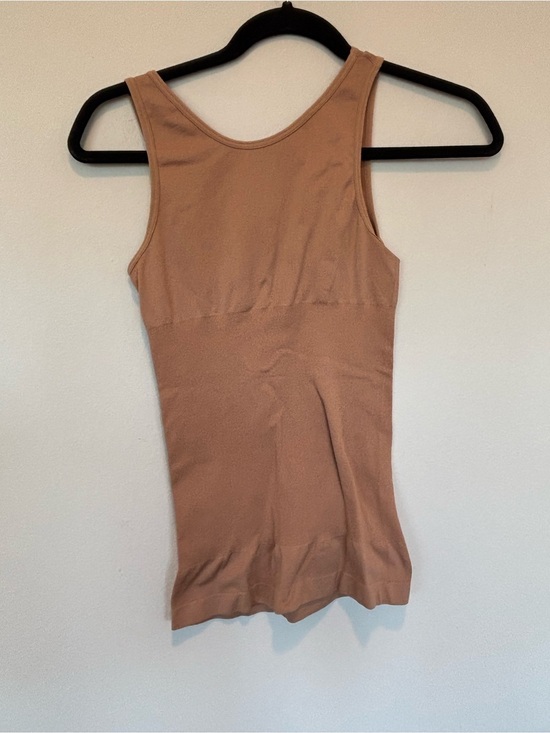 Real Essentials Tops - Real Seamless Tank Top shape wear  in Warm Cocoa